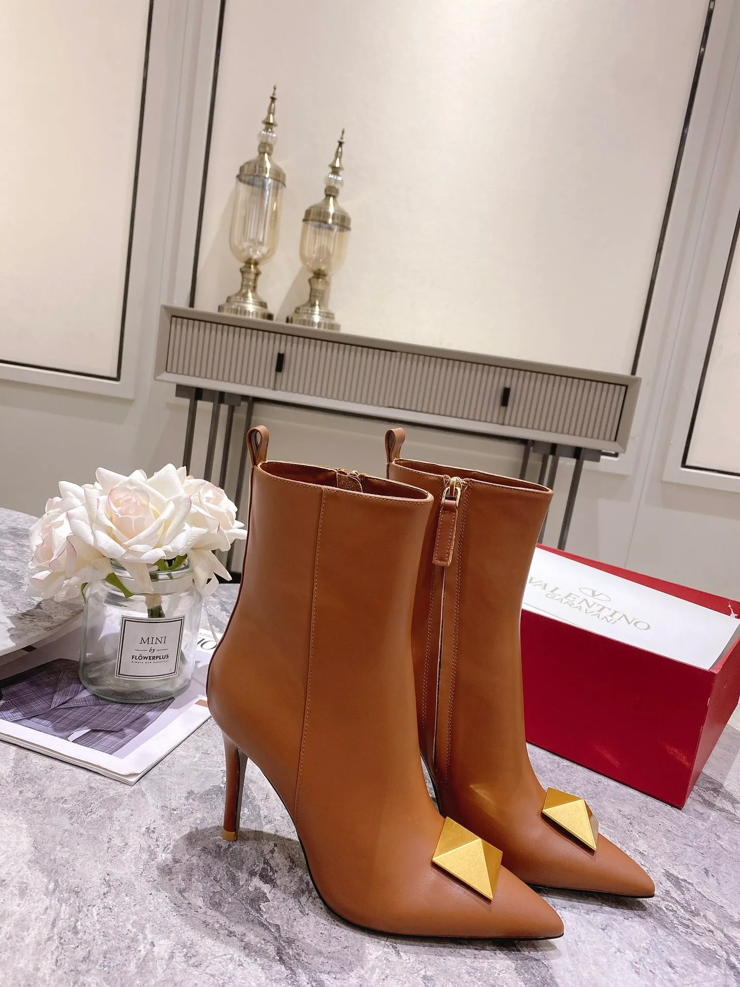 👟👟Ex-factory price 540👟👟 Genuine leather sole +40 [Valentino] Valentino autumn and winter fashion women's boots: comfortable and versatile, making your legs look longer! Fabric: Imported first-layer cowhide ⚡With inner zipper version ⚡The lining and feet are all high-end sheepskin! Outsole: There are two options: non-slip and wear-resistant rubber outsole and Italian leather outsole ~ equipped with Warren's [Pyramid] special buckle that will not rust. Number of yards: 35−41 (customized for sizes 34-42): rubber sole, - genuine leather sole +40